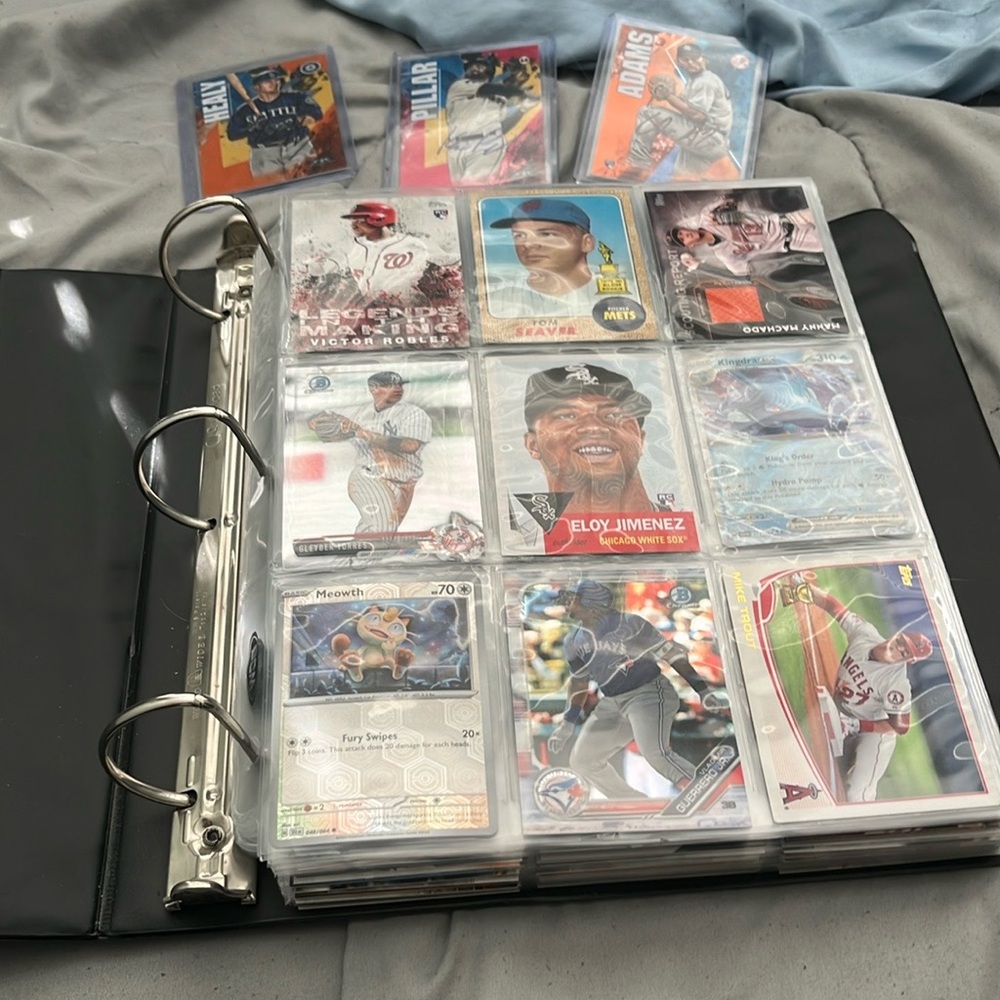 Baseball Pokémon and one piece cards lot with rare collectible keychains
